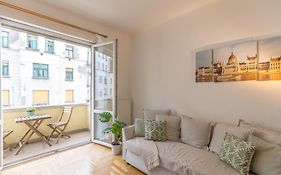 Riverside Balcony Apartment With View To Danube